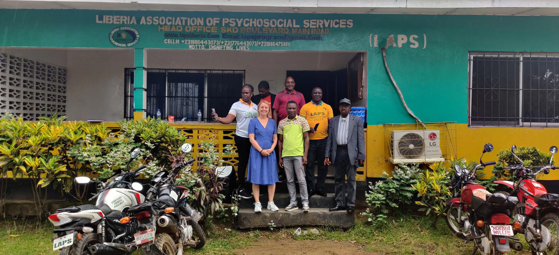 DIGNITYs partnerorganisation The Liberia Association of Psychosocial Services (LAPS). Her er Anne-Mette med de kliniske supervisorer i juni 2023